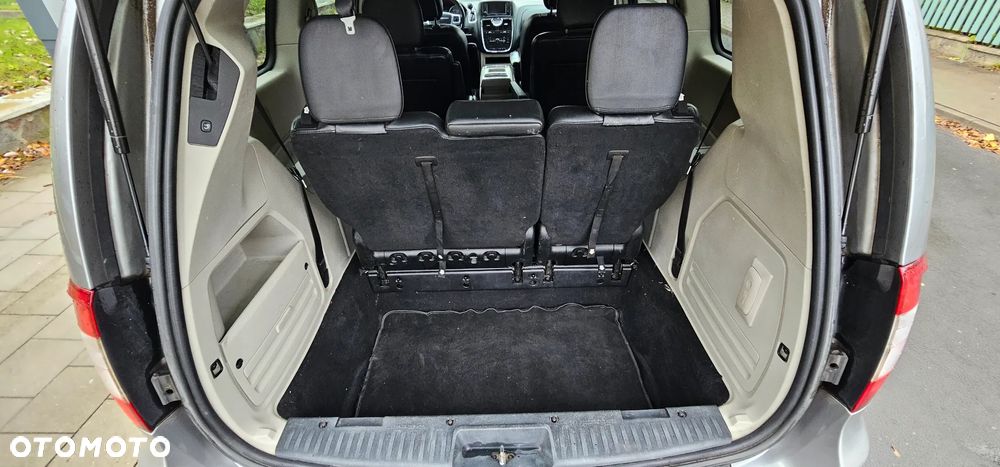 Chrysler Town & Country - 30