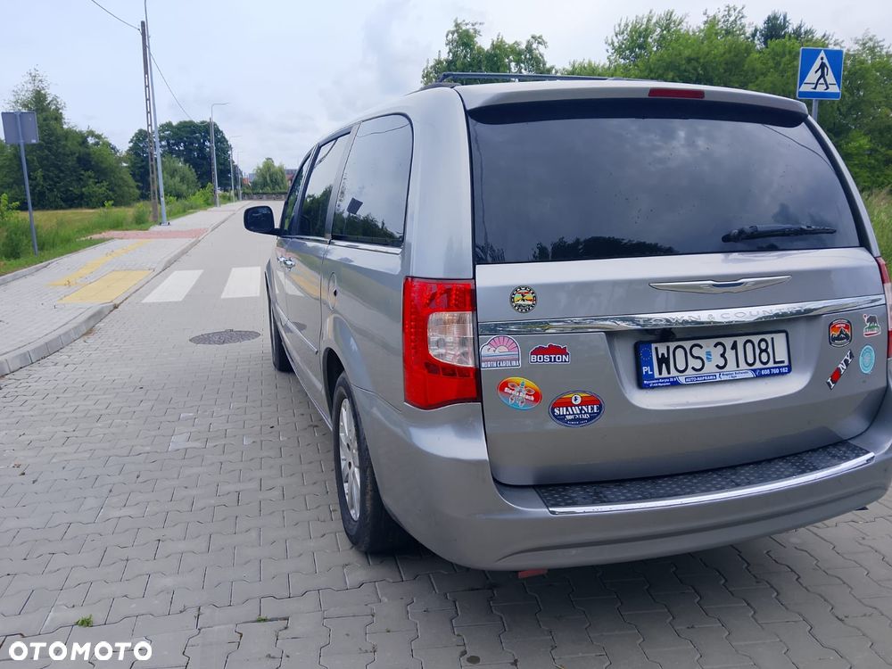 Chrysler Town & Country - 6