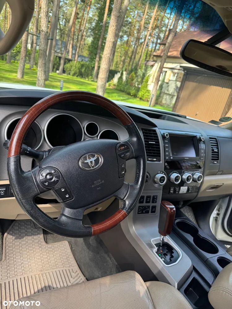 Toyota Sequoia - 8