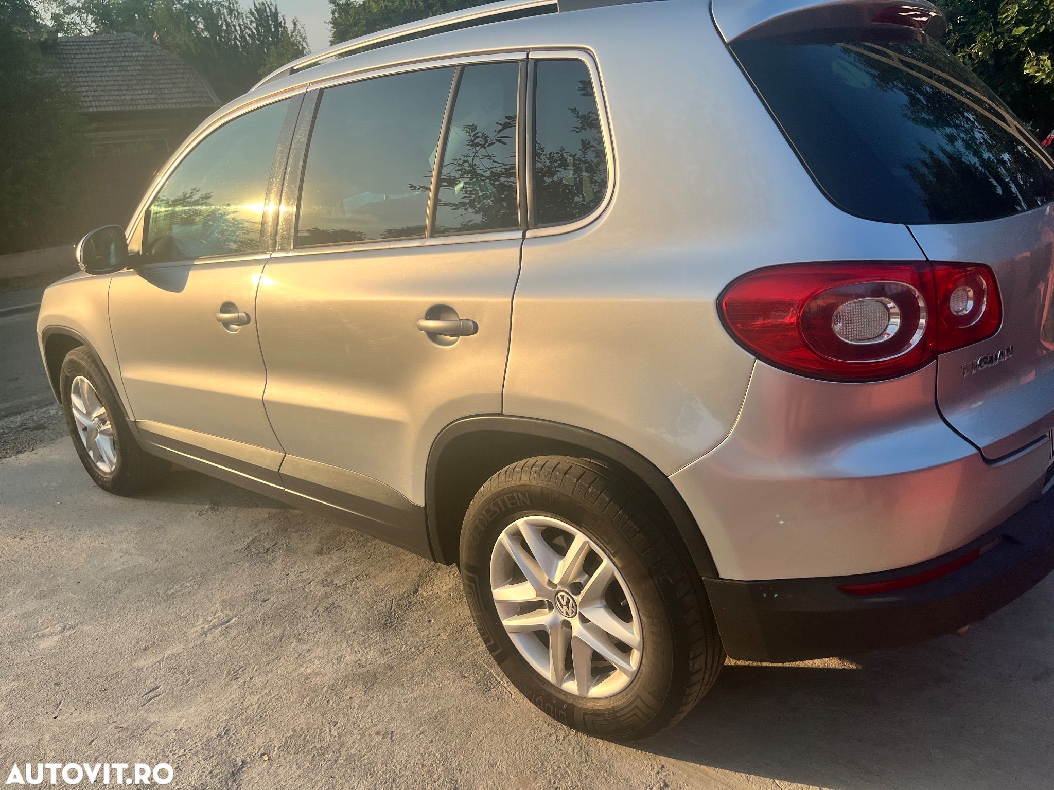Volkswagen Tiguan - 1
