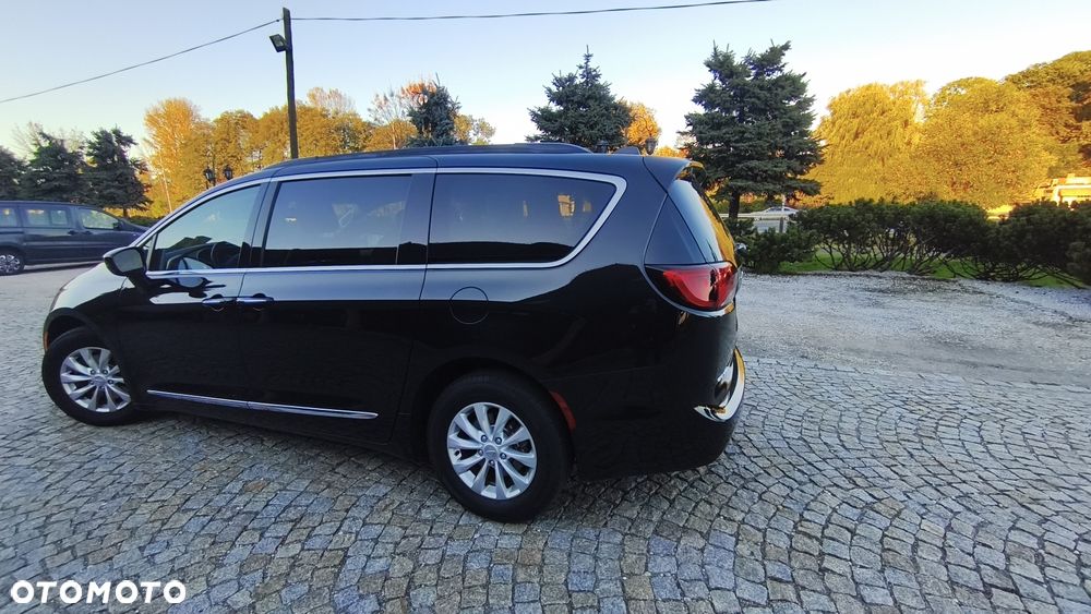 Chrysler Pacifica - 4