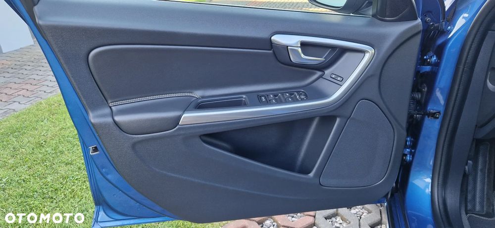 Volvo V60 D6 AWD Plug-in Hybrid Momentum - 16