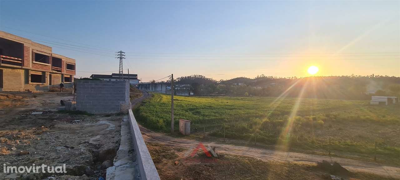 Moradia V3+1 - Cave e Rés-do-chão - Grande imagem: 2/23