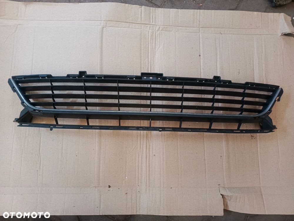 KRATKA ZDERZAKA PRZÓD RENAULT MEGANE III LIFT 622547366R - 1
