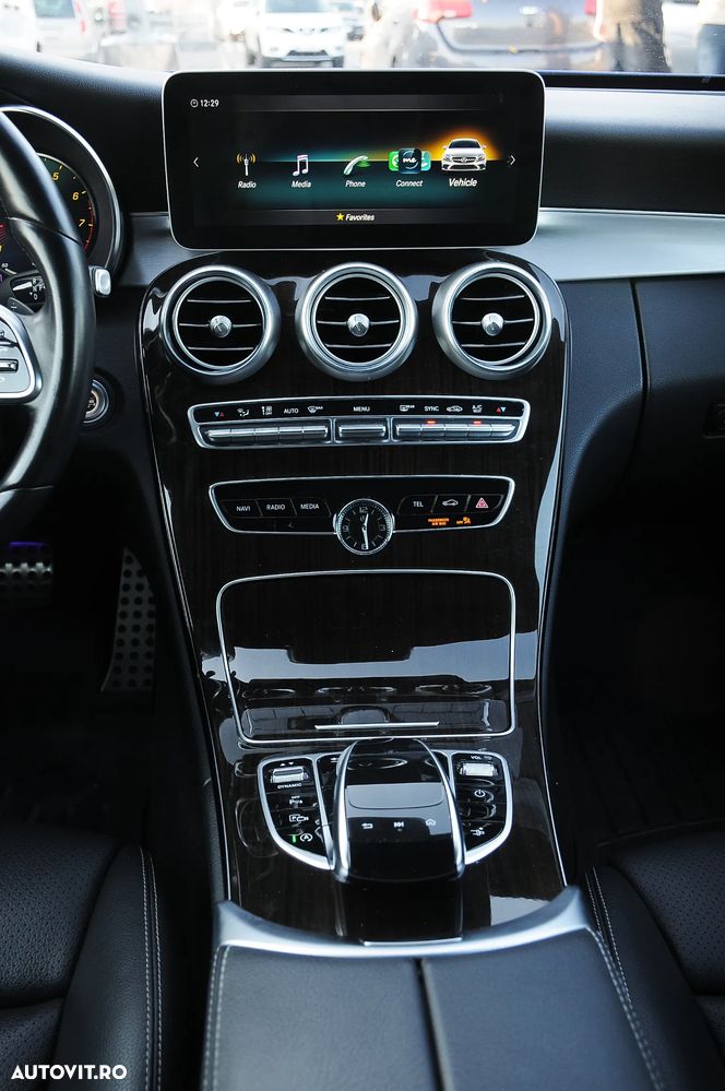 Mercedes-Benz C 300 4MATIC Aut. - 32