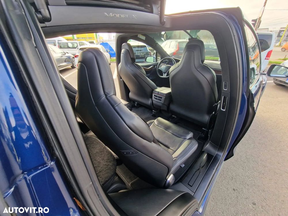 Tesla Model X - 14