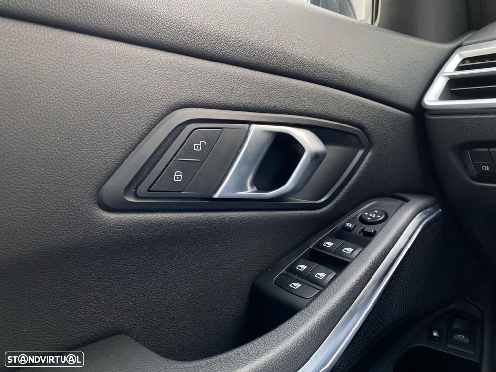 BMW 330 e Pack Desportivo M Auto - 18