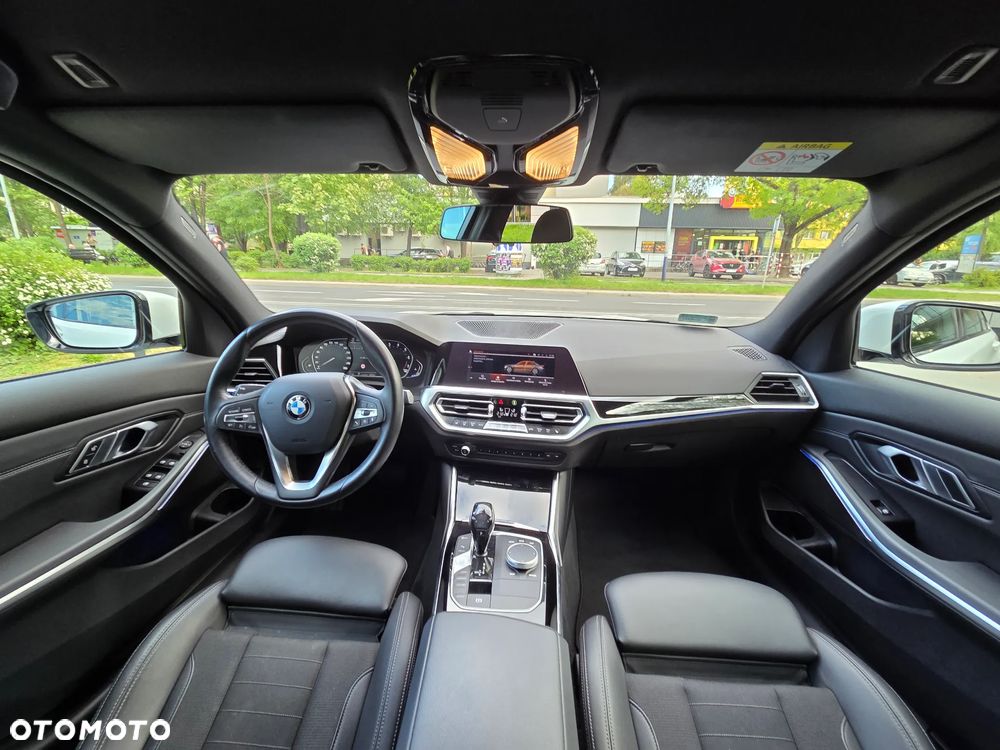BMW Seria 3 320i xDrive - 26