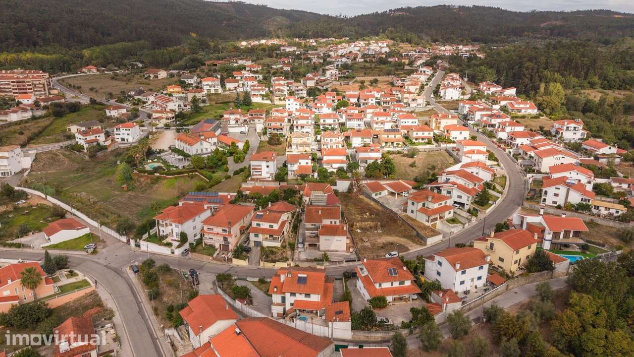 Moradia T4 com Piscina no Centro de Miranda do Corvo - Grande imagem: 4/38