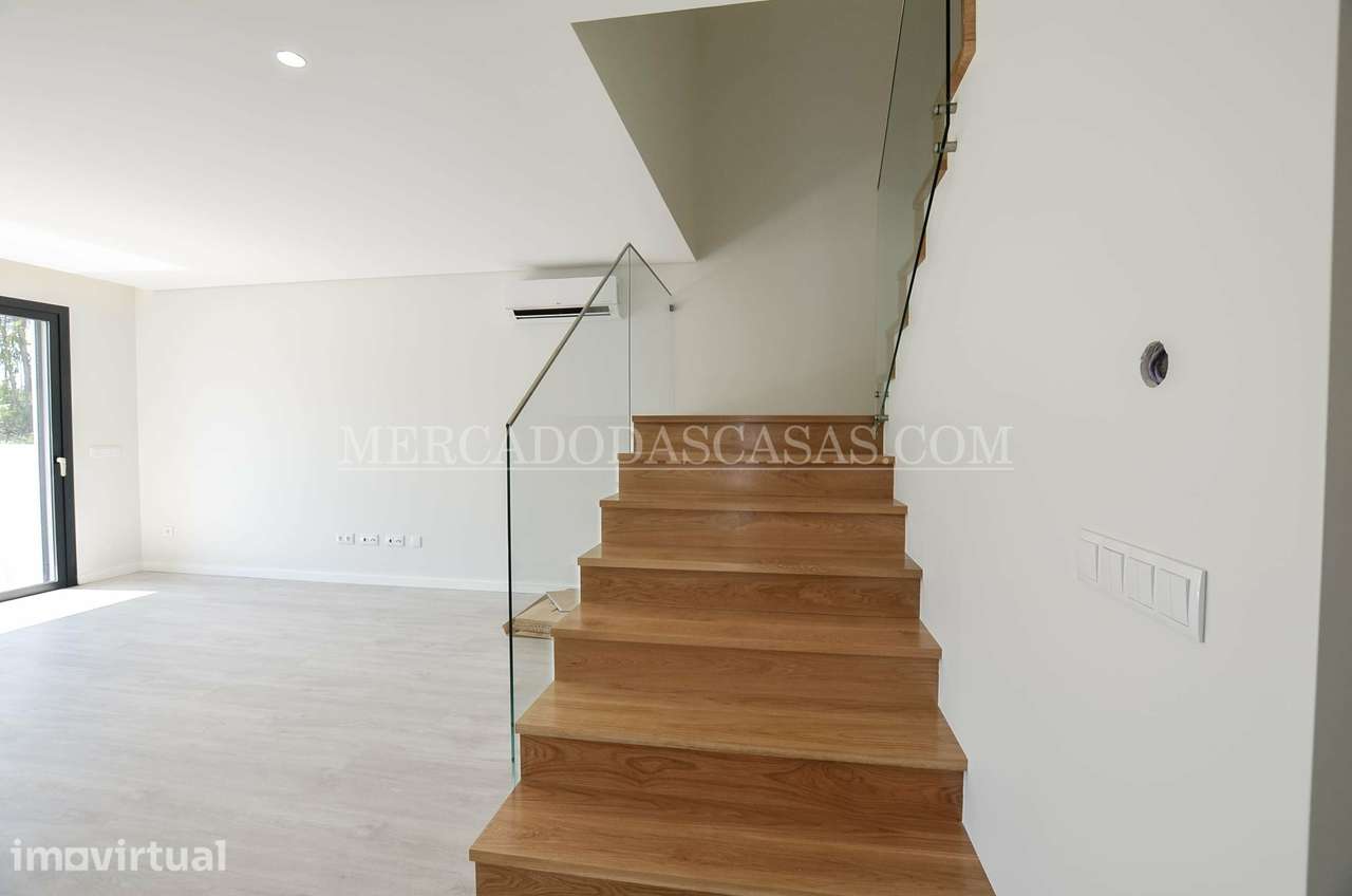 Moradia T4 com Design Moderno e Acabamentos de Excelência - Grande imagem: 5/23