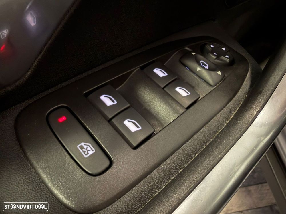 Peugeot 2008 1.2 PureTech Allure EAT6 - 22