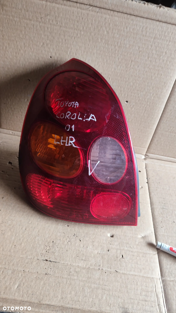 Toyota Corolla E11 HB lampa tylna lewa w błotnik
