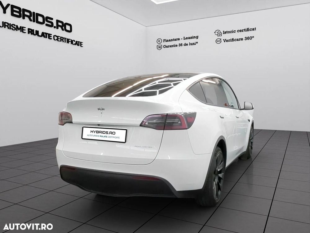 Tesla Model Y - 8
