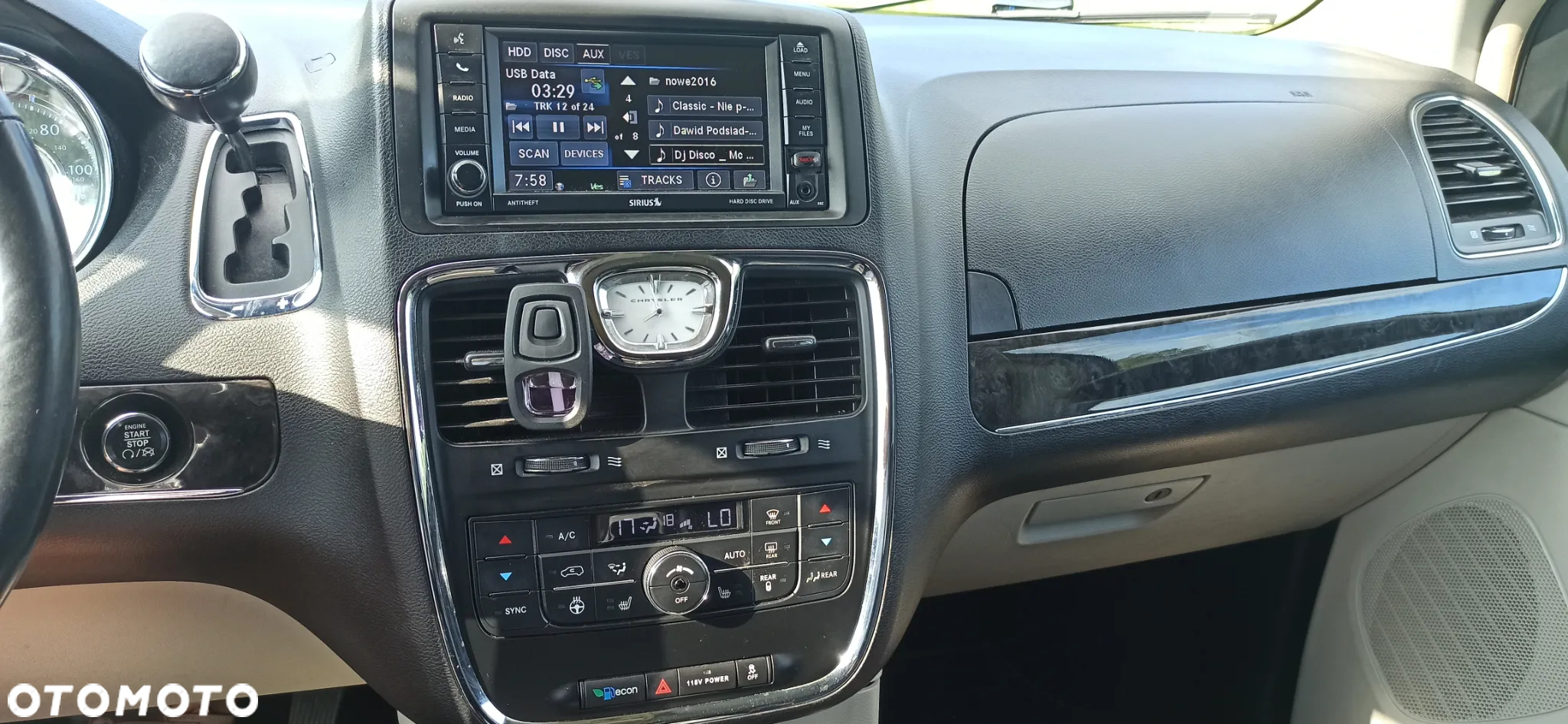 Chrysler Town & Country - 26