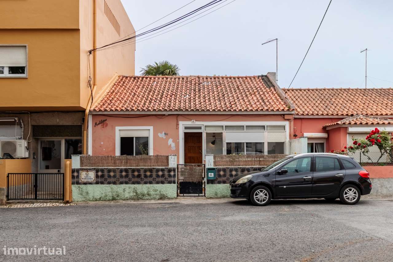 Moradia T2 c/ 2 Logradouros, 2 Marquises e Aproveitamento de Sótão em - Grande imagem: 2/42