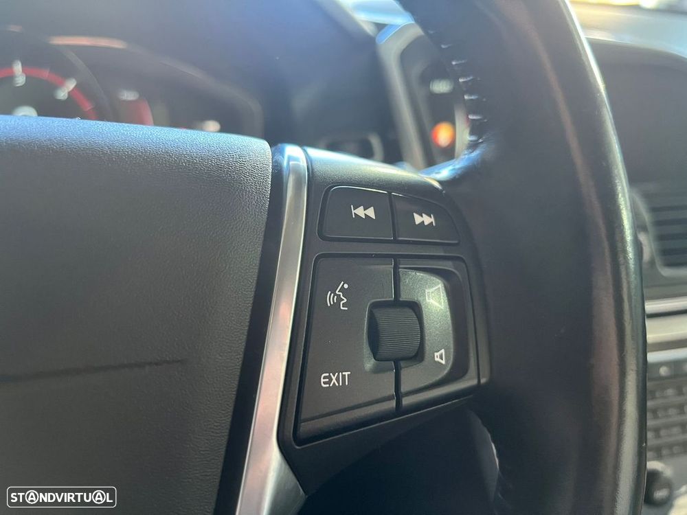 Volvo XC 60 2.0 D4 R-Design Momentum Geartronic - 26