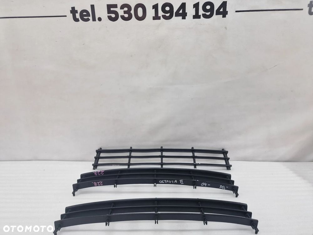 SKODA OCTAVIA II 04- KRATKA ŚRODKOWA ZDERZAKA PRZEDNIEGO , NR 1Z08535677 , NR AUKCJI K228 - 1