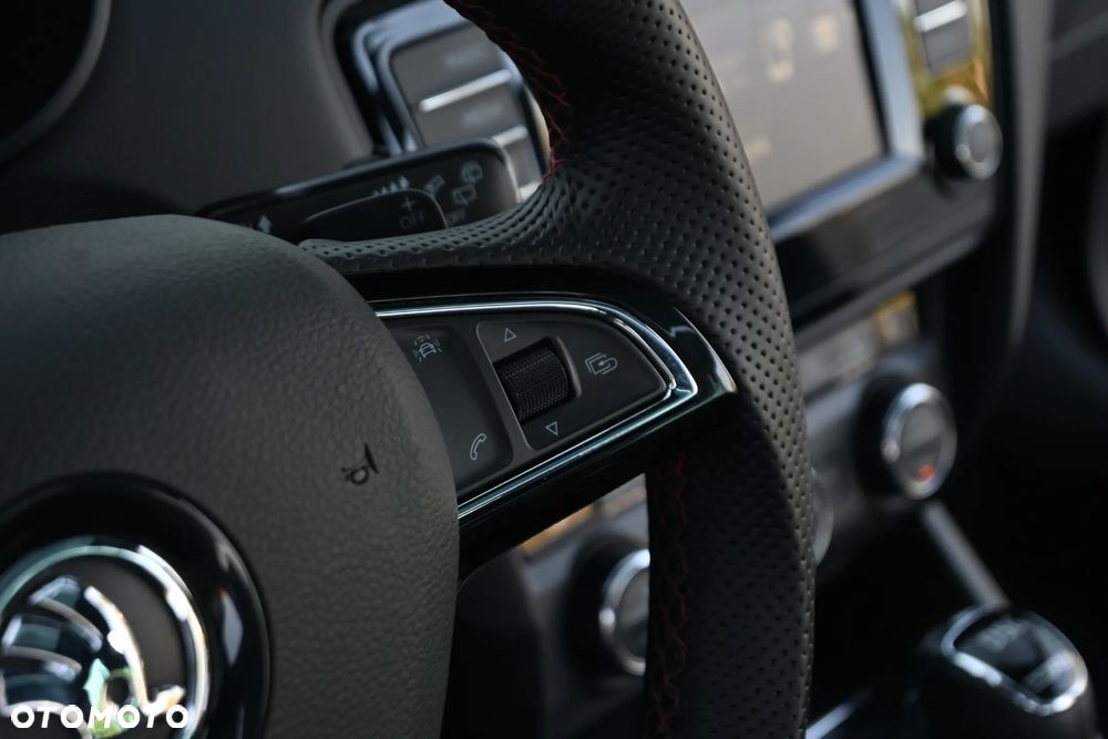 Skoda Octavia 2.0 TDI DSG RS - 39