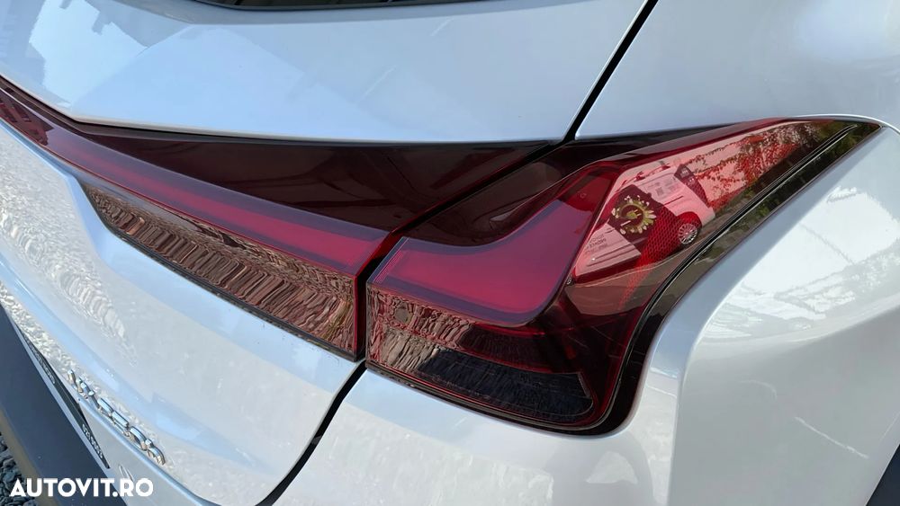 Lexus UX 250h Business Edition - 11