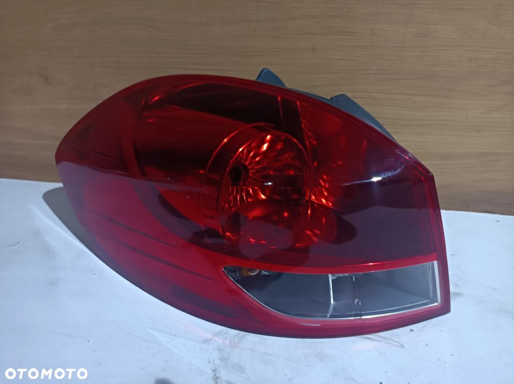 Lampa tylna lewa Renault Clio Grandtour kombi III 05- 8200586843