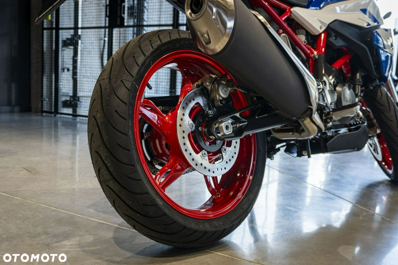 BMW G - 8