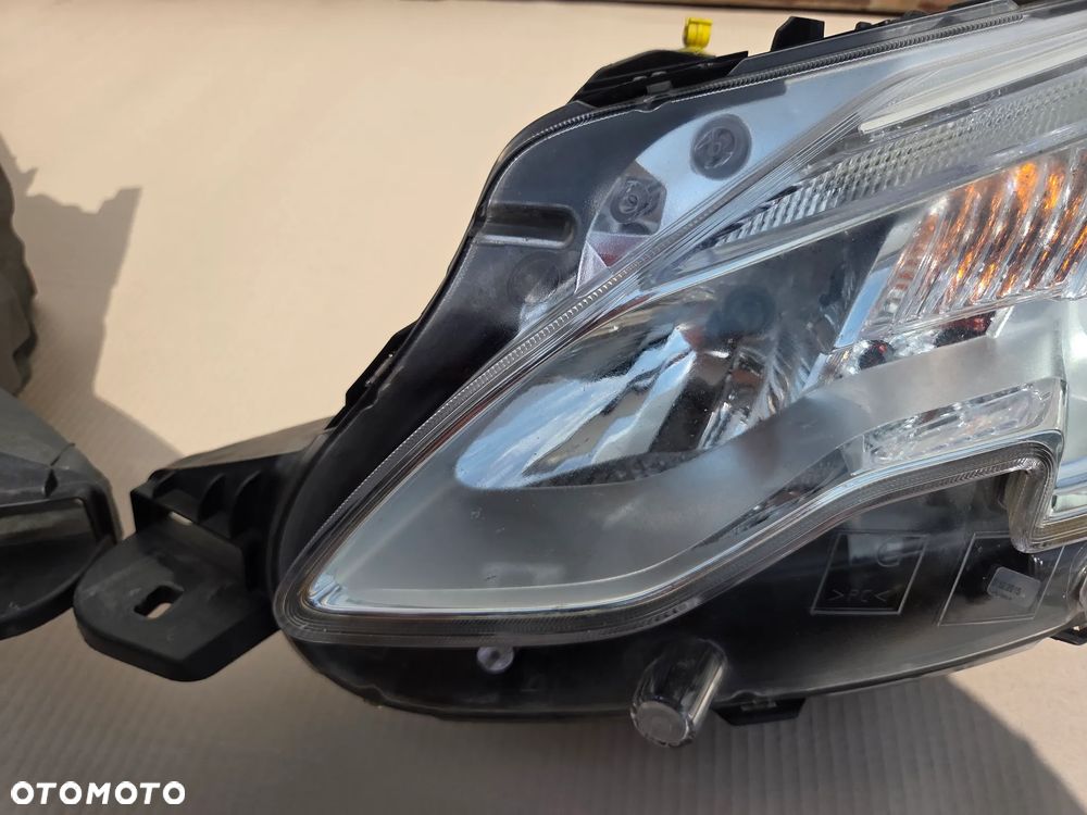 Lampy lampa przednia lewa prawa Peugeot 2008 I   9815405780   9815403080 - 2