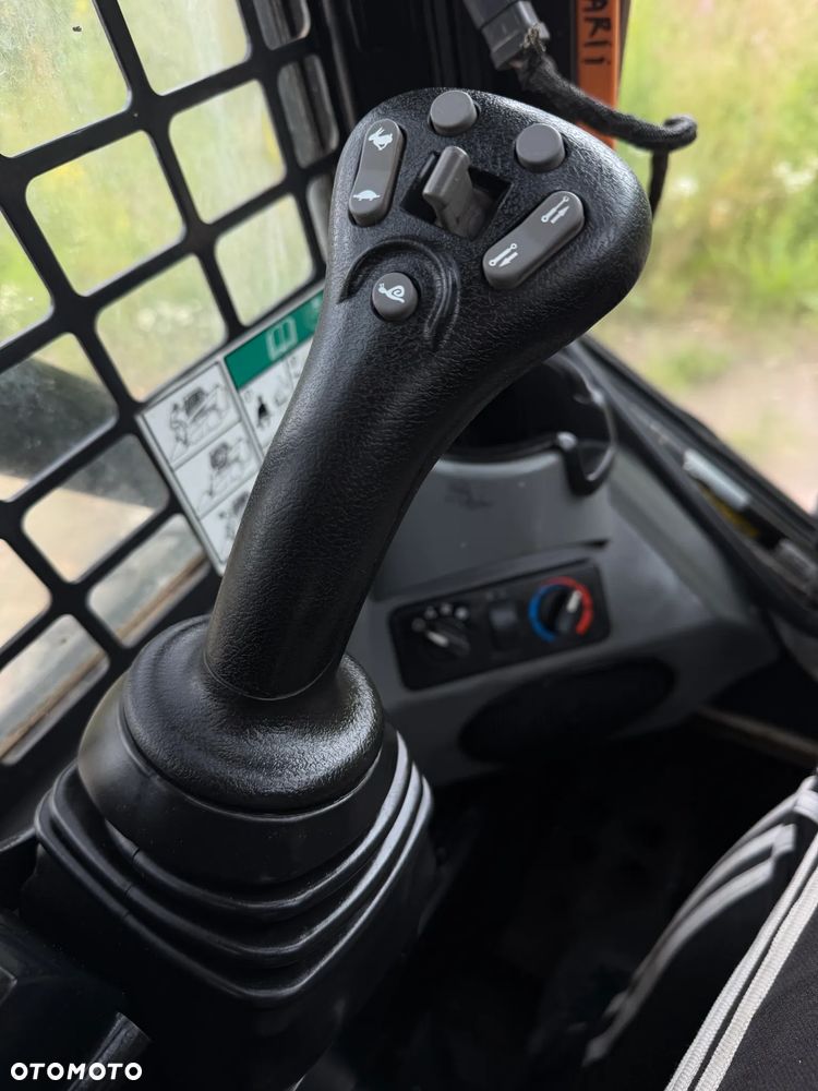 Bobcat S530. Ładowarka 4x4 wózek terenowy. Łyżka. Pełne sterowanie z dżojstika jazda i praca. Aktualne serwisy DEKRA 2026r. Silnik Kubota 4cyl 55km. Maszyna Jak Nowa z Salonu! Pochodzi z Norweskiego Gospodarstwa! 2020 rok 1724 mtg! Zero luzów i wycieków. Bardzo mocna i wydajna maszyna o małych gabarytach! Idealna do stajni oraz Budownictwa. OKAZJA TANIO 3 wyjścia Hydrauliczne pod urządzenia!! Wszystkie opony jak nowe .Kabina ogrzewana pełne szkło + drzwi. Po serwisach. Potężna moc. OKAZJA - 9