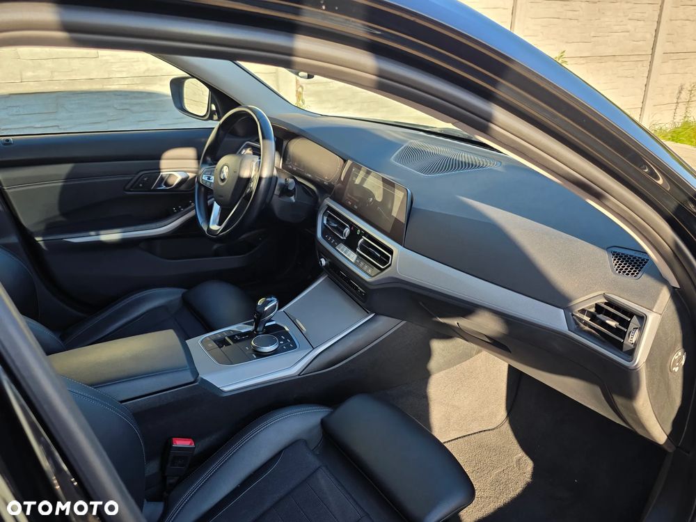 BMW Seria 3 318d mHEV - 27