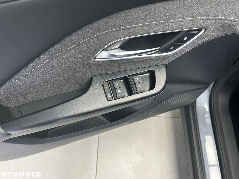 MG ZS Hybrid+ - 10