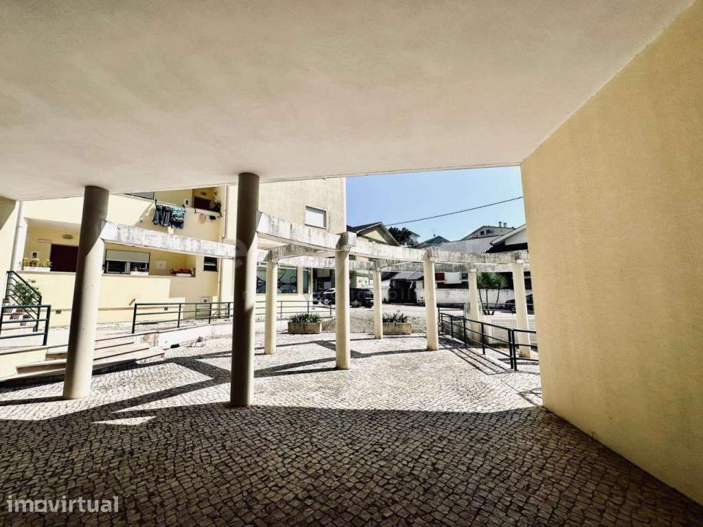 Apartamento T4, com garagem para 2 carros, junto ao St. Paul's e ESAC - Grande imagem: 2/17