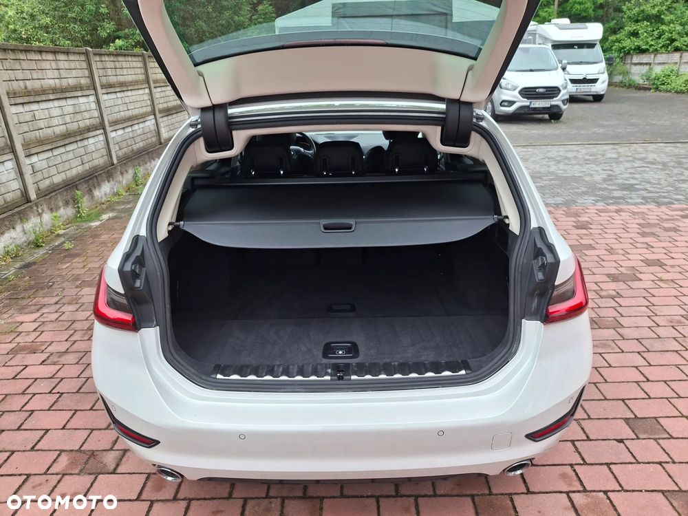 BMW Seria 3 318i Sport Line - 24