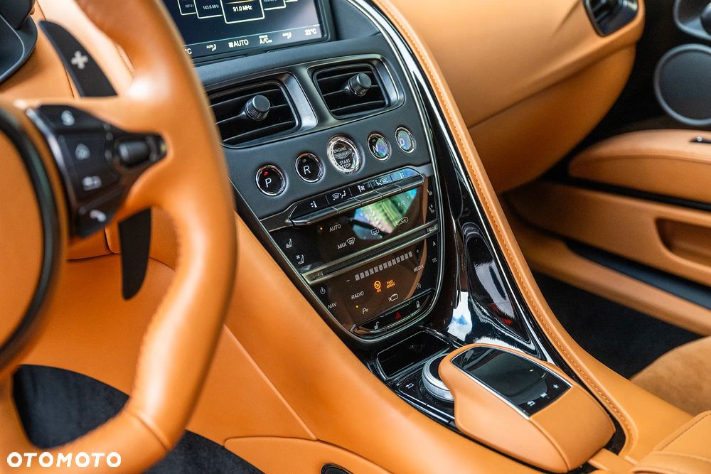 Aston Martin DBS - 32