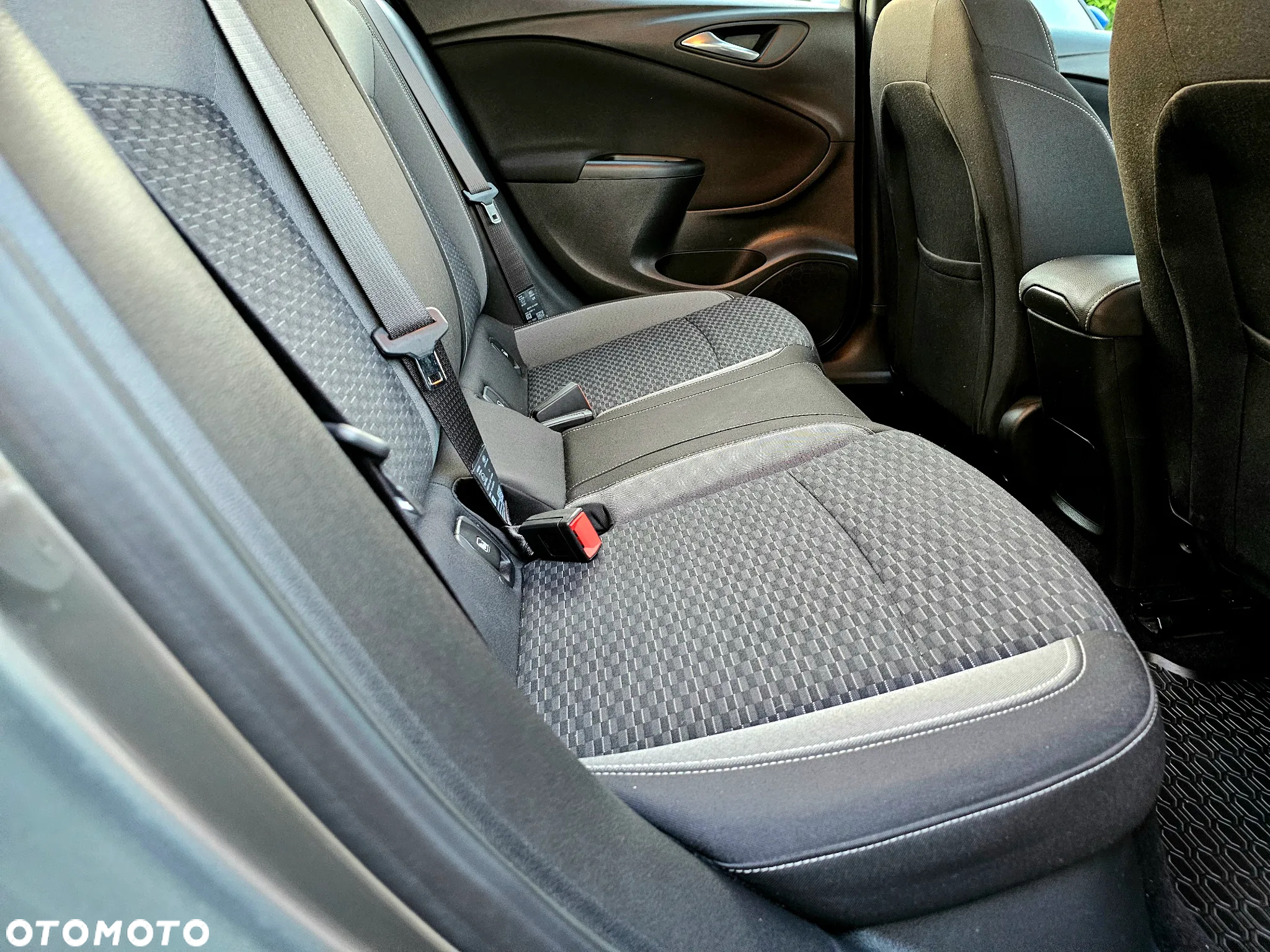 Opel Astra V 1.2 T Elegance S&S - 18