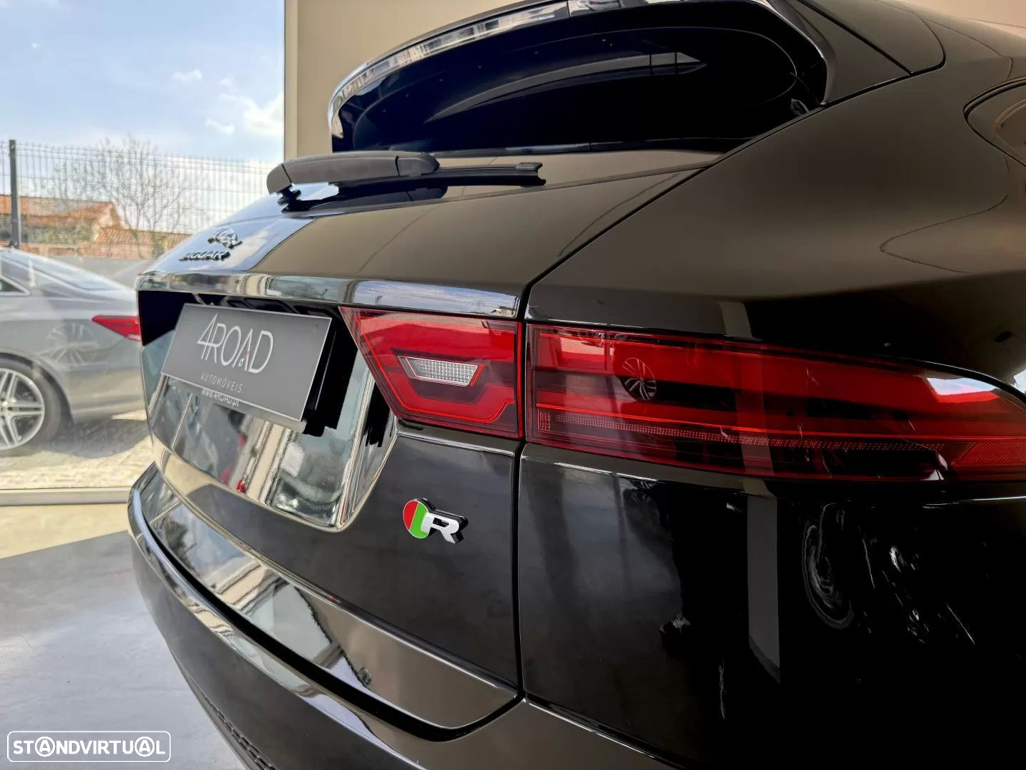 Jaguar E-Pace 2.0 i4D R-Dynamic SE - 44