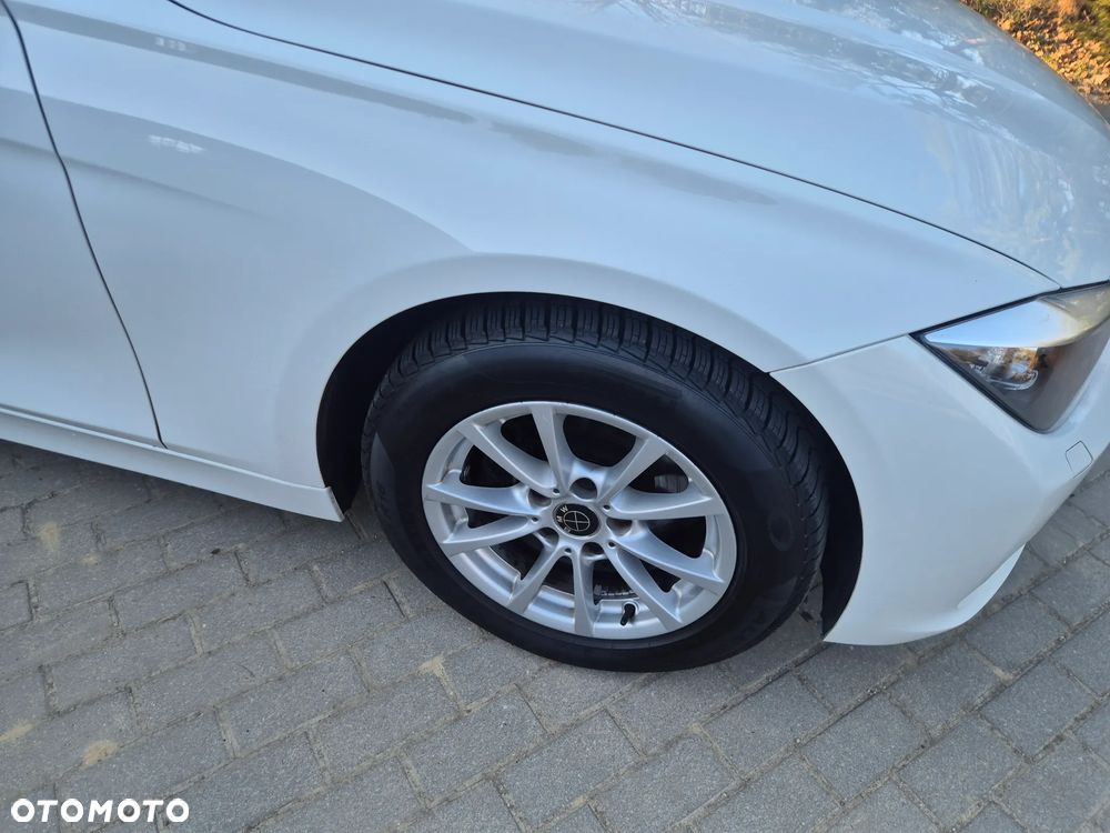 BMW Seria 3 318d DPF Edition Lifestyle - 13