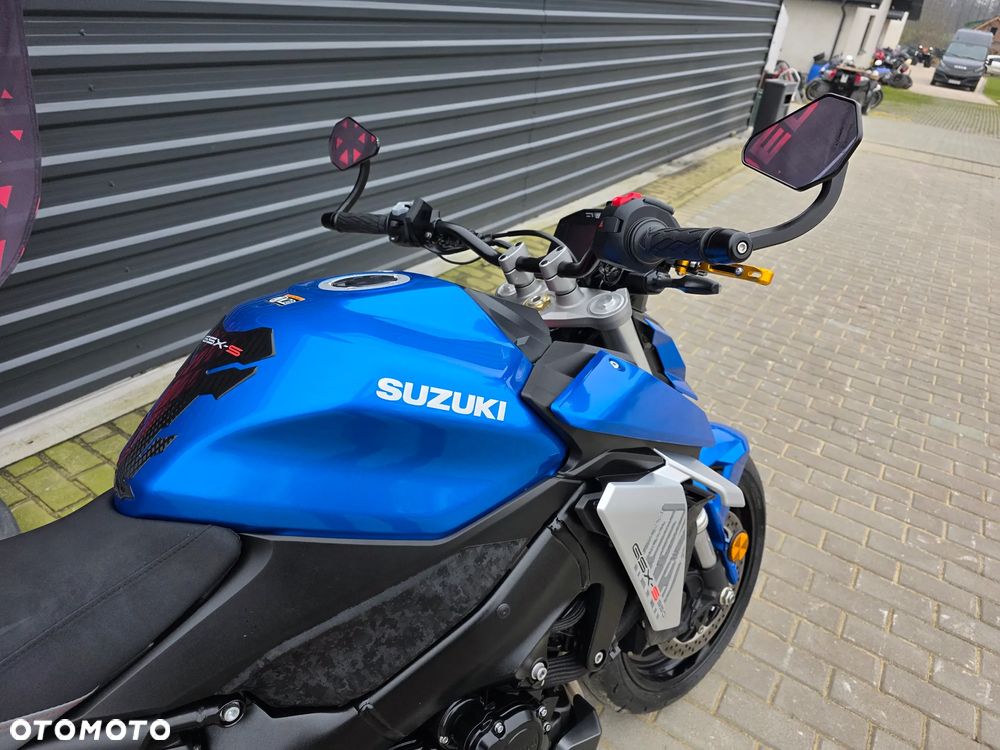 Suzuki GSX - 23