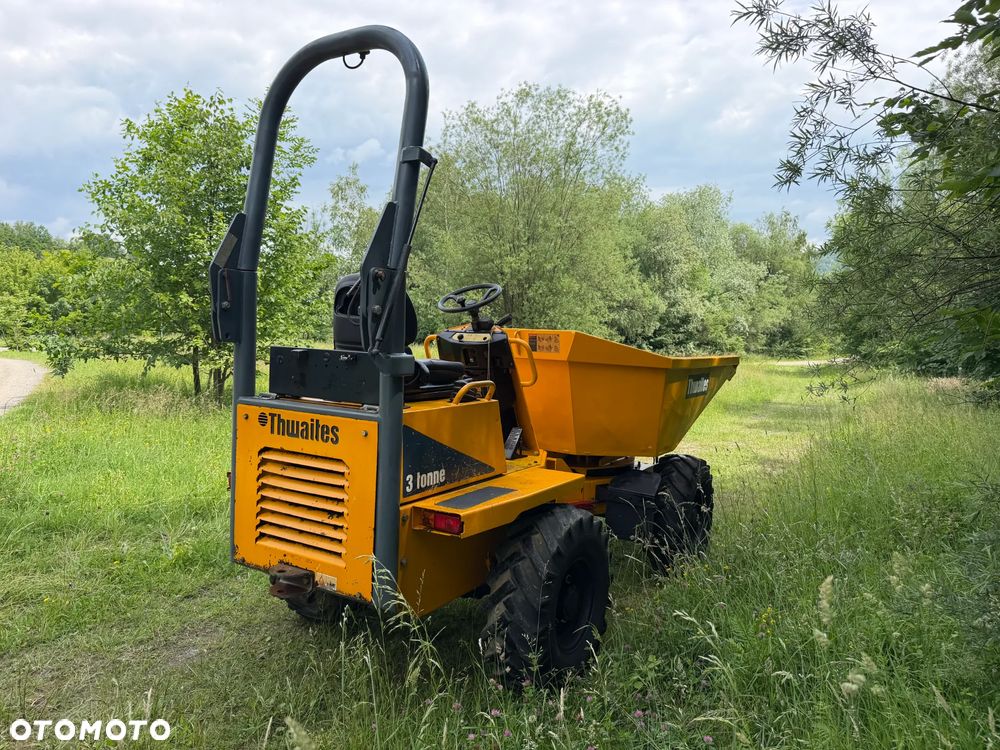 Thwaites MACH 573. Wozidło Budowlane-Rolnicze. Wózek z Obrotową Kolebą. 3 tony ładowność. 4x4. Silnik 3 cylindry. Yanmar 36 KM. 1999 mtg. 2016 rok. Jazda 3 prędkości. Maszyna jak Nowa z Norweskiego Gospodarstwa! Ani deka luzów i wycieków! Pełny Oryginał. Hamulce brzytwa. Serwisy w DEKRA. Maszyna Woziła lekkie ładunki. Praktycznie zerowe zużycie. Wielka Okazja. Wszystko w pełnym Oryginale. Opony Oryginał w super stanie Oświetlenie Fabryczne! - 19