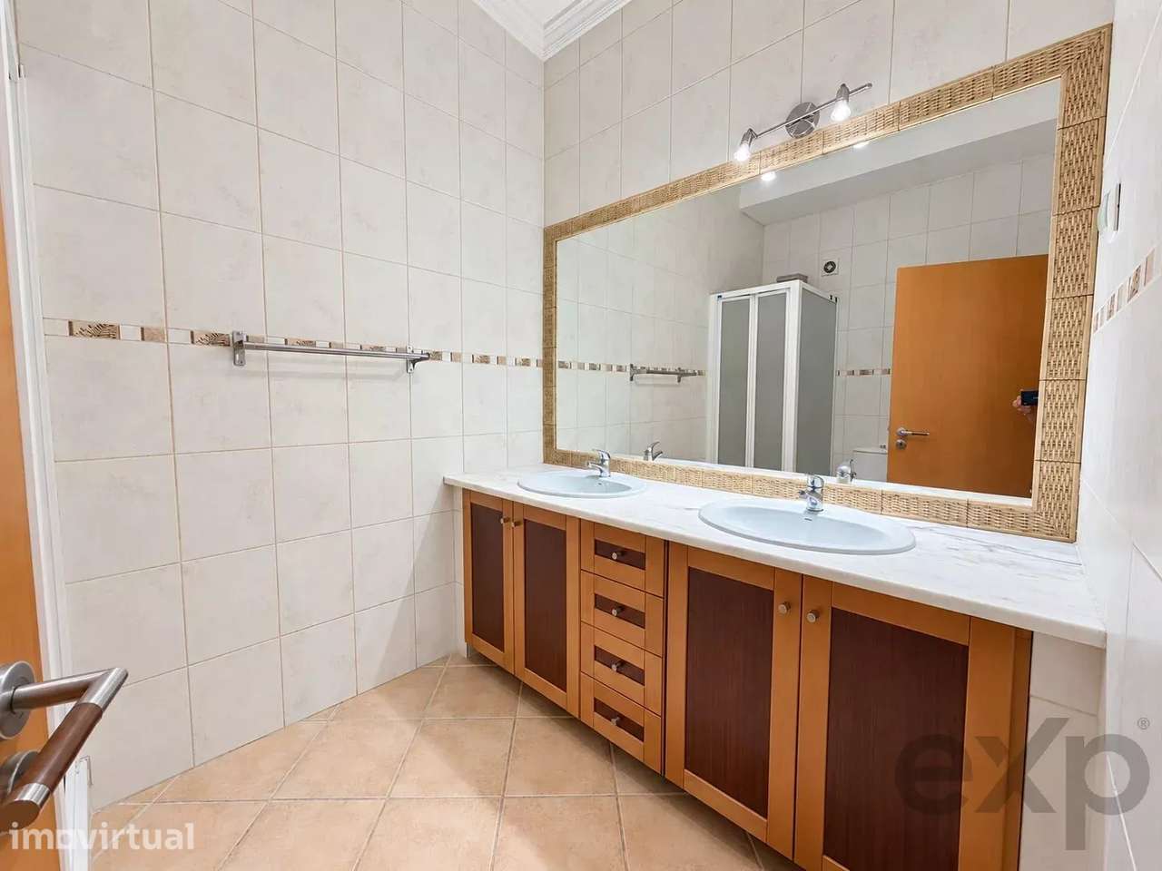 Moradia T3+1 com áreas surpreendentes, enorme cave, garagem e amplo es - Grande imagem: 4/26