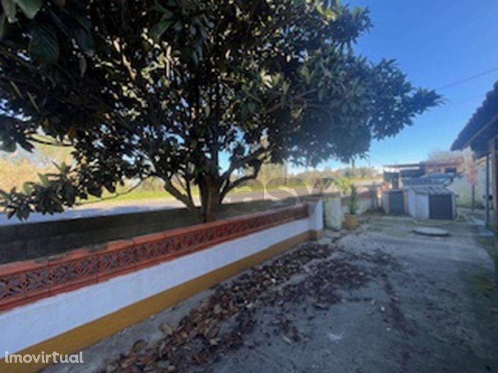 Andar de Moradia T2 com lugar de garagem e quintal em partes comuns de - Grande imagem: 4/28