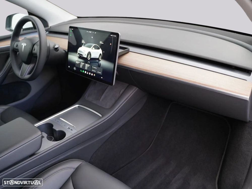 Tesla Model Y - 12