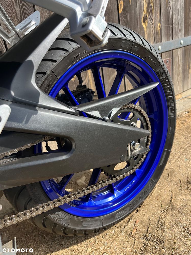 Yamaha YZF - 4