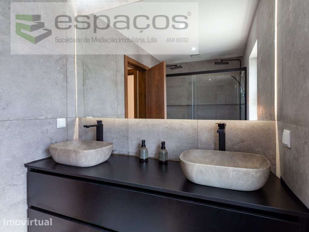 Moradia T2 remodelada, em banda situada no Bairro da Petrogal - Grande imagem: 3/28