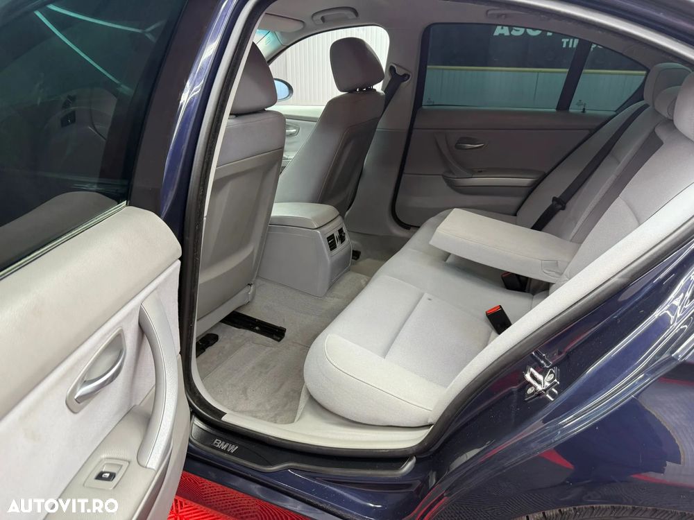 BMW Seria 3 318i Touring - 14