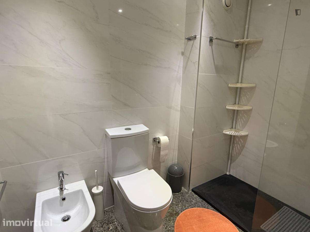 Quarto - localizado em Vermoim Porto - Grande imagem: 4/18