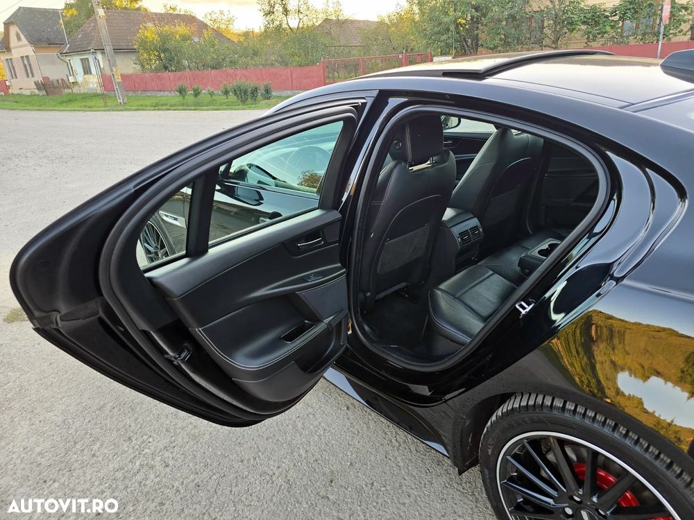 Jaguar XE 2.0 AWD R-Sport - 22