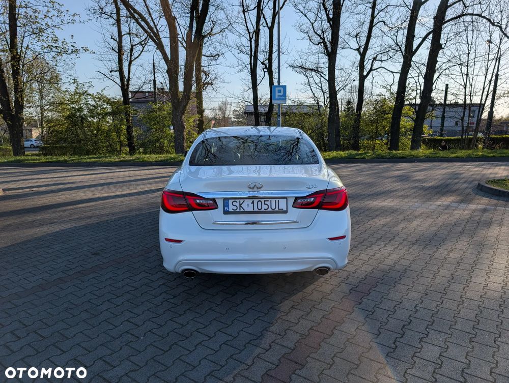 Infiniti Q70 - 16