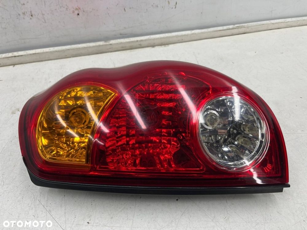 Lampa Mitsubishi L200 KA KB 05-15r. PRAWA tylna w błotnik oryginalna prawy tył EUROPA - 2