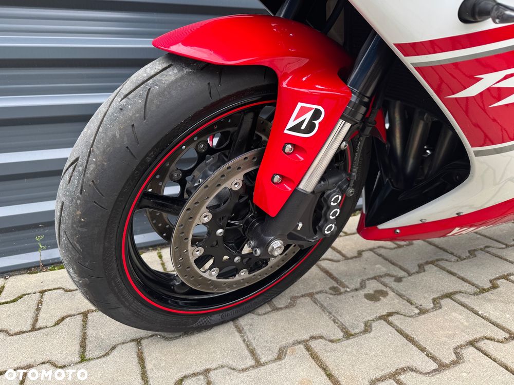 Yamaha R1 - 18