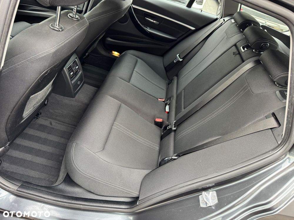 BMW Seria 3 320d xDrive Edition M Sport Shadow - 25