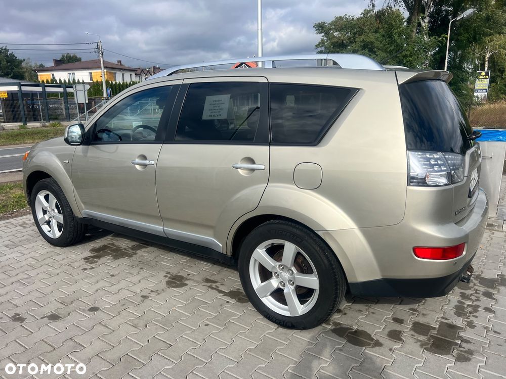 Mitsubishi Outlander - 2